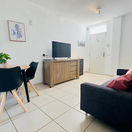 2 Bedroom Flat With Big Pools&big Terrace Parque Don José, 313 Hébergement de vacances Costa Del Silencio