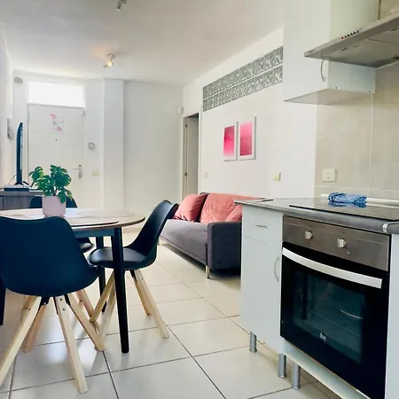 2 Bedroom Flat With Big Pools&big Terrace Parque Don José, 313 Hébergement de vacances Costa Del Silencio